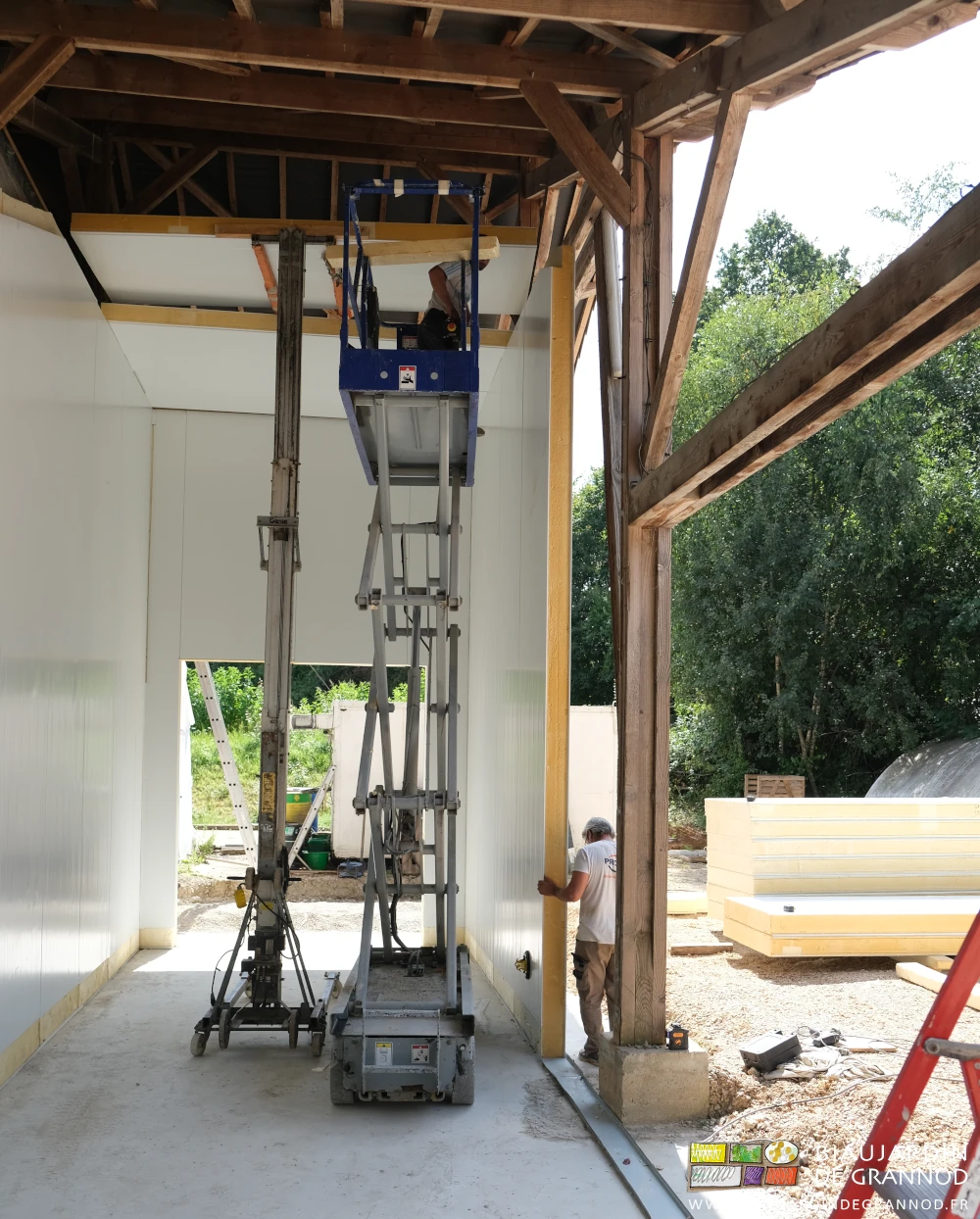 photo du maintien de la plaque de plafond par le mât élévateur