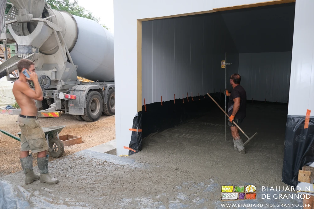 photo de Richard vérifiant le niveau avec le laser, Matthieu au téléphone