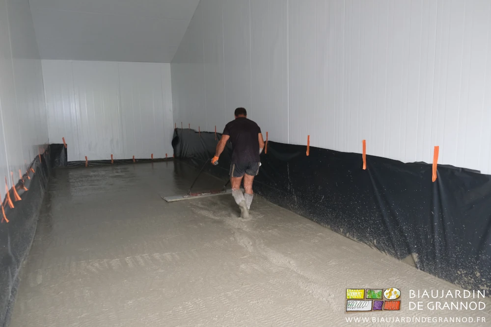 photo de Richard au travail les bottes dans le béton