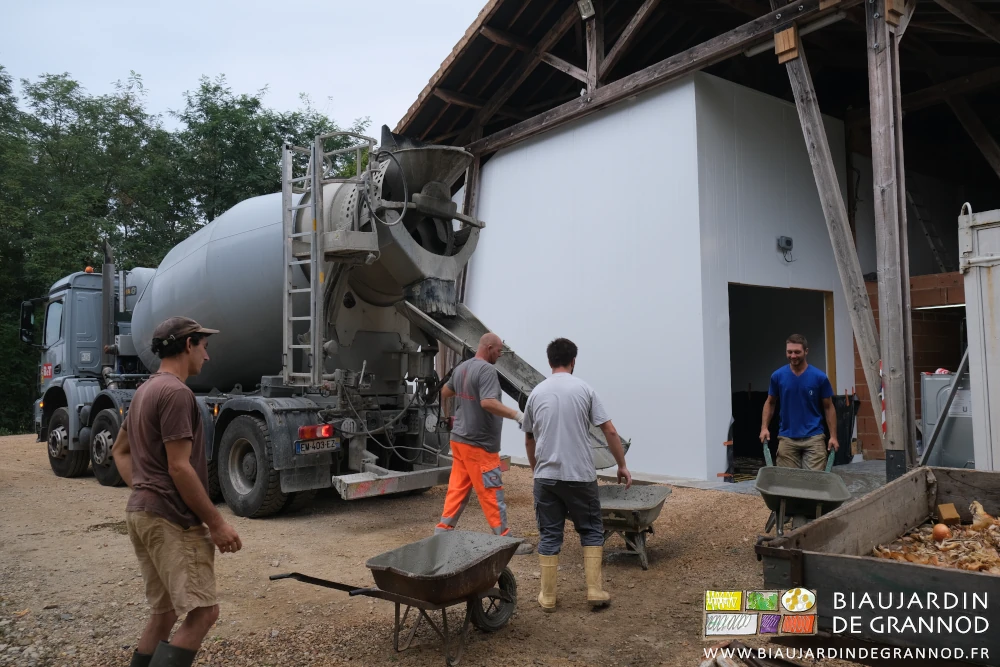 photo des 3 avec chacun leur brouette près de la goulotte de la toupie de béton