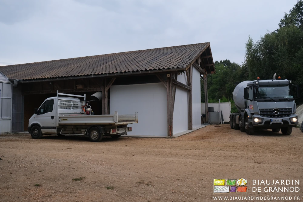 photo du camion benne de Richard et de la toupie de béton dans la cour