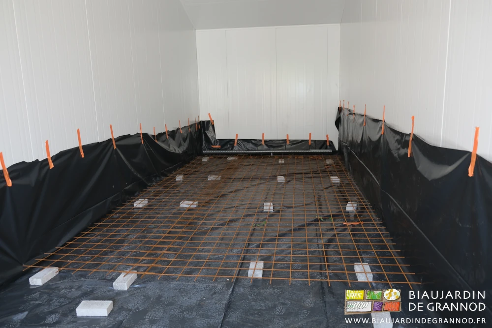 photo du treillis posé sur les cales sur le film d'étanchéité