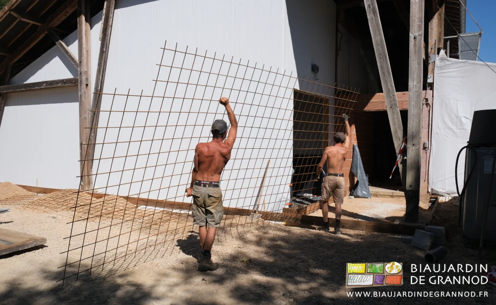 photo de Matthieu et Vivien transportant un treillis soudé dans le local de froid humide