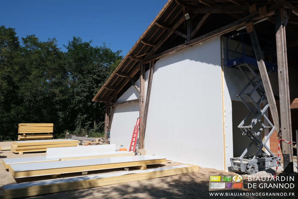 photo du montage des panneaux du mur ouest du local de froid