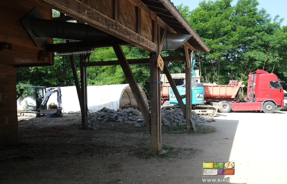 photo de la pelleteuse préparant le radier du nouveau frigo sous l'auvent