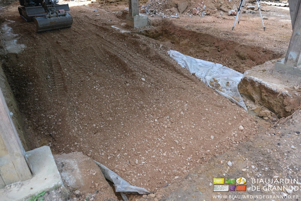 photo du remplissage en tout-venant de la surface du futur local de froid