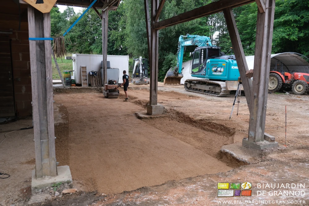photo de Charlie tassant le matériau au rouleau compresseur