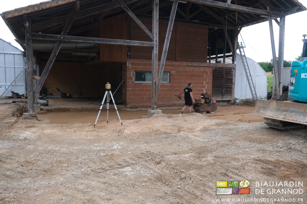 vue d'ensemble du sol sous l'auvent en cours d'aménagement