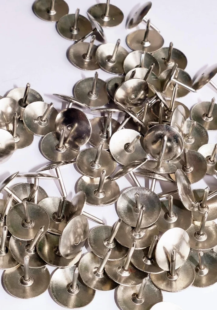 photo de punaises métalliques de bureau