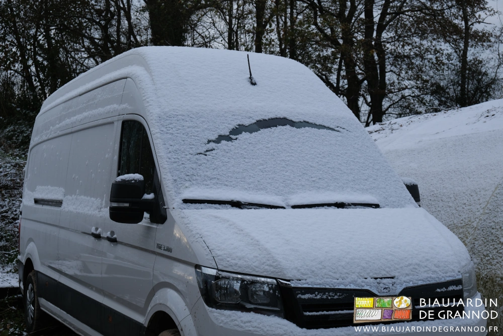 photo du fourgon et pare-brise couvert de 1 ou 2 centimètres de neige