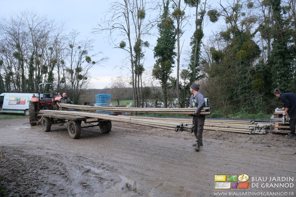 photo de Vivien et valentin chargeant des tubes sur un plateau