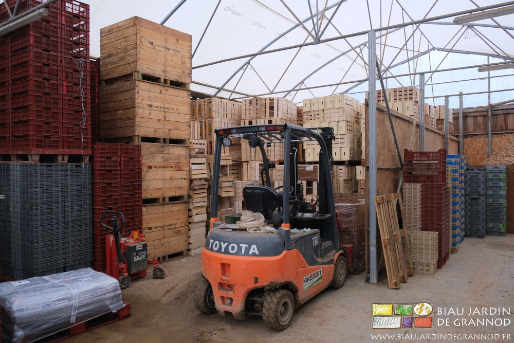 photo des palettes de caisses empilées à l'abri