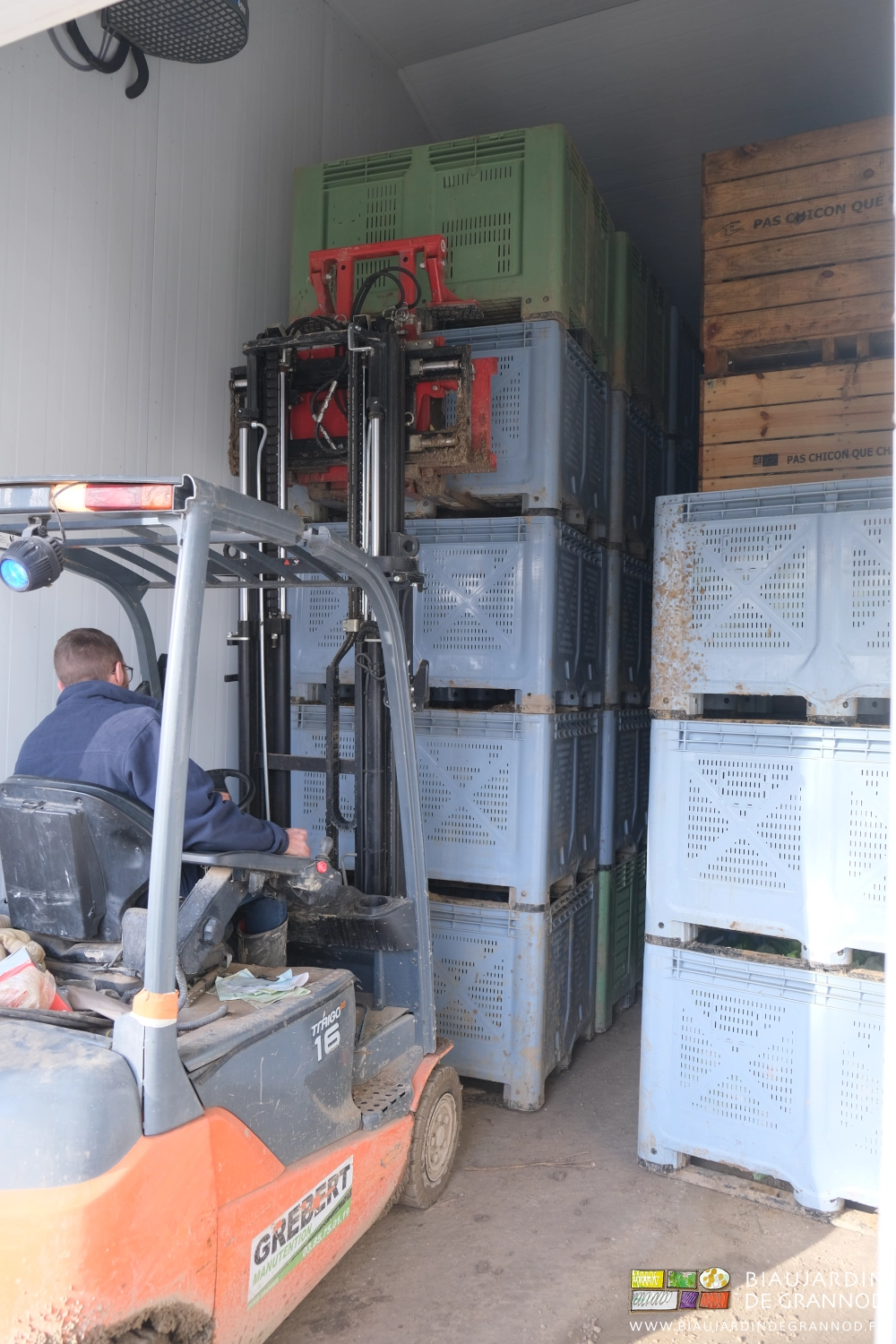 photo de Matthieu ajoulant des palox sur une pîle dans le local en froid humide