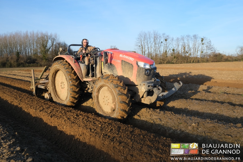 photo de Matthieu au tracteur sous ciel bleu pour reprendre des planches buttées