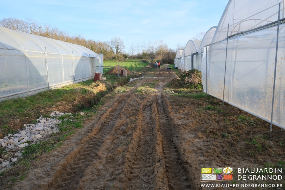 photo des gigantesques ornières et au fond Charlie et son salarié organisent la reprise du chantier