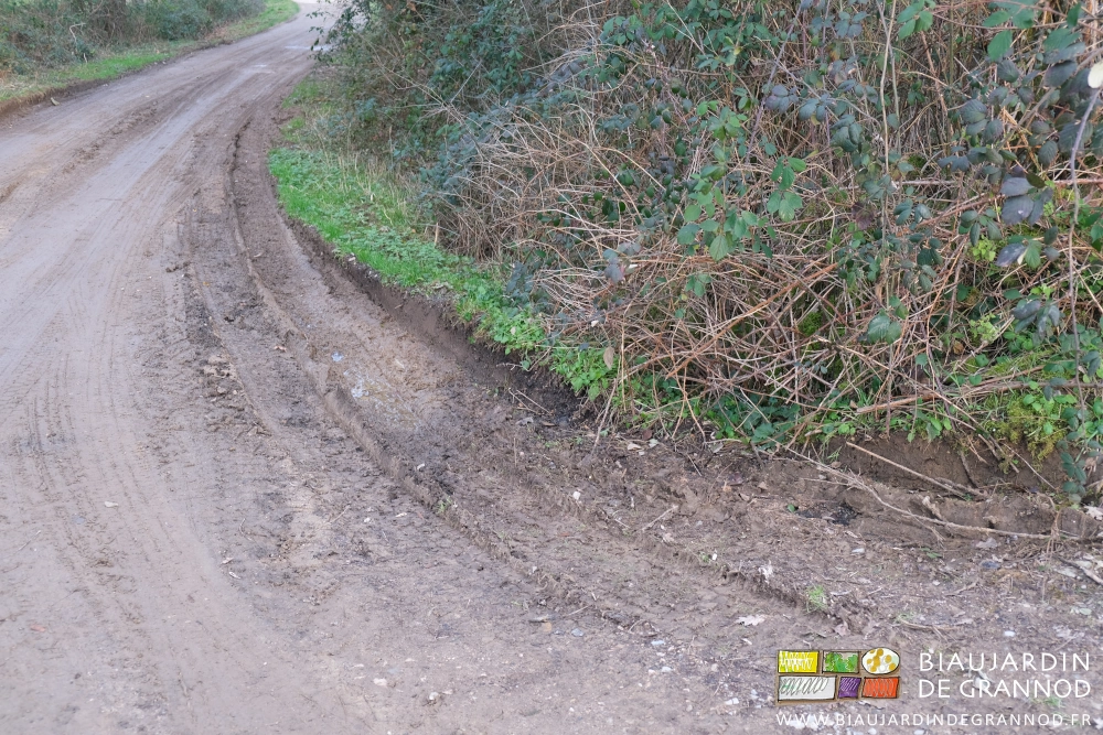 photo du sol de la desserte glissant peu à peu le fossé