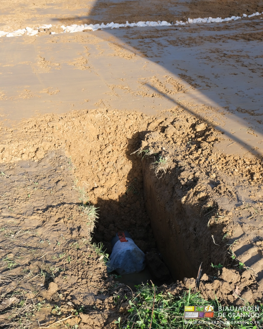 photo de l'extrémité d'un tube bouché et posé en fond de tranchée