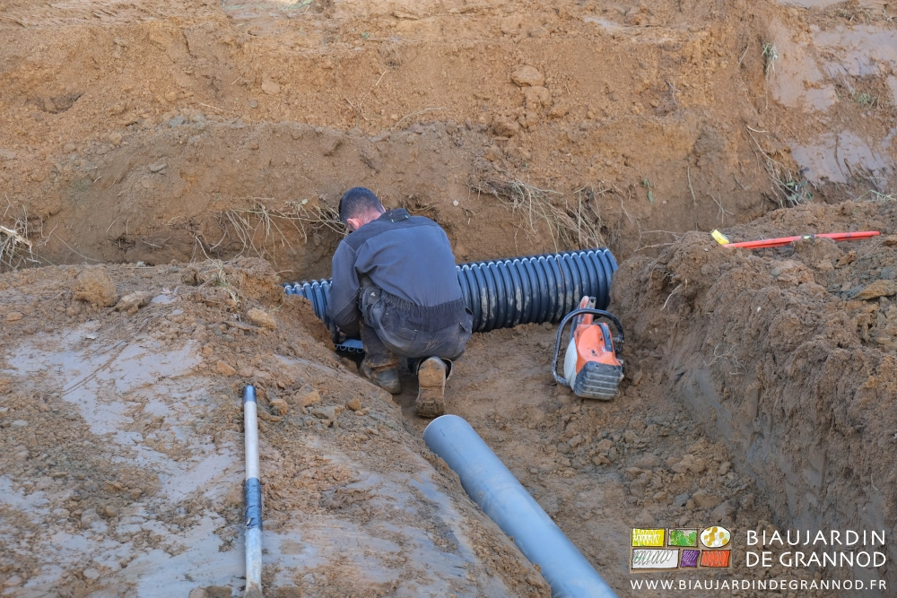 photo perçage de la conduite pour y insérer le tube d'évacuation d'un chéenau