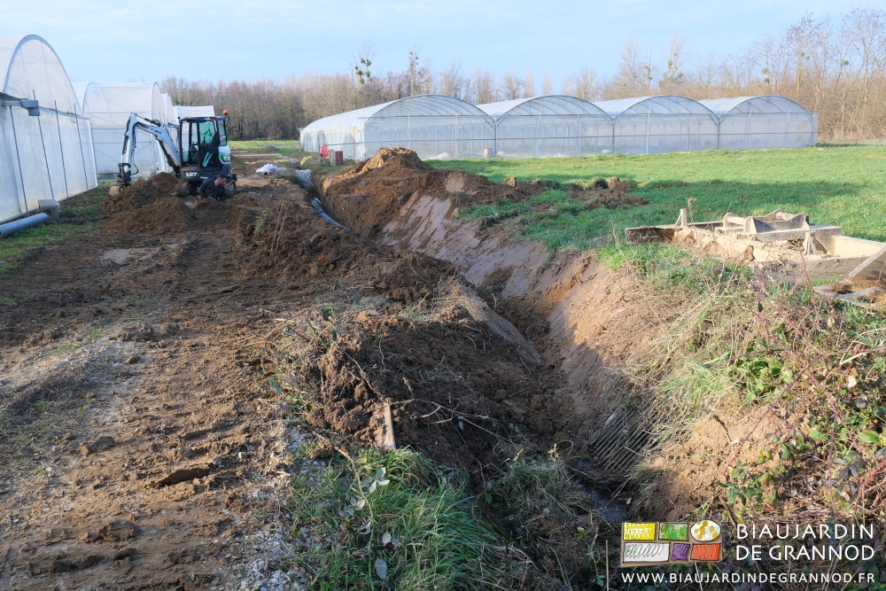 photo creusement en cours pour installer tube d'évacuation et tranchée drainante