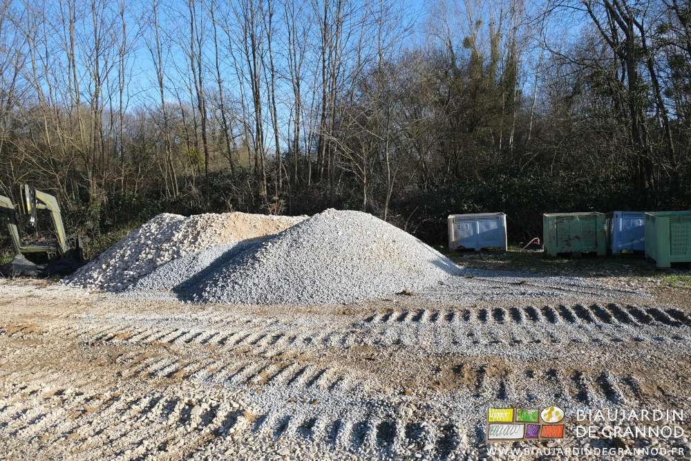 photo du petit stock de cailloux de divers calibres et qualités au pied du petit bois d'acacias