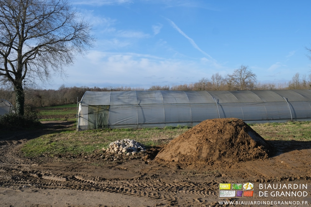 photo d'un tas de plusieurs mètres cubes de terre arable bien rangé en haut du ajrdin