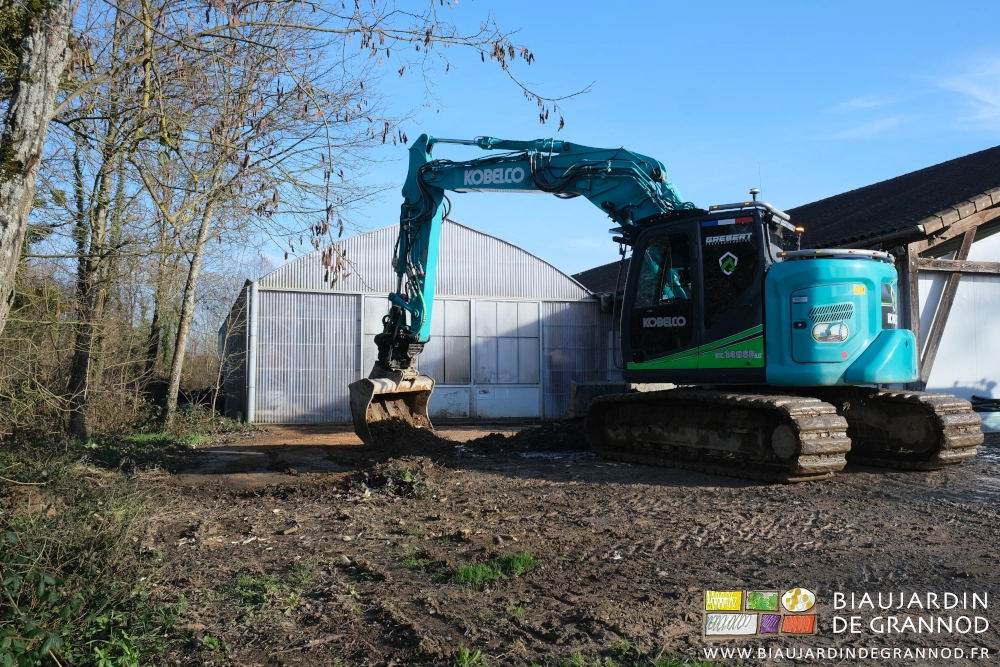 photo de la pelleteuse de Charlie qui racle la cour sur 10 cm d'épaisseur