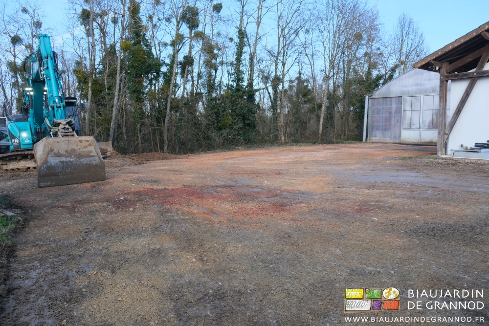 photo de la cour nettoyée du mélange terre et tout-venant de surface