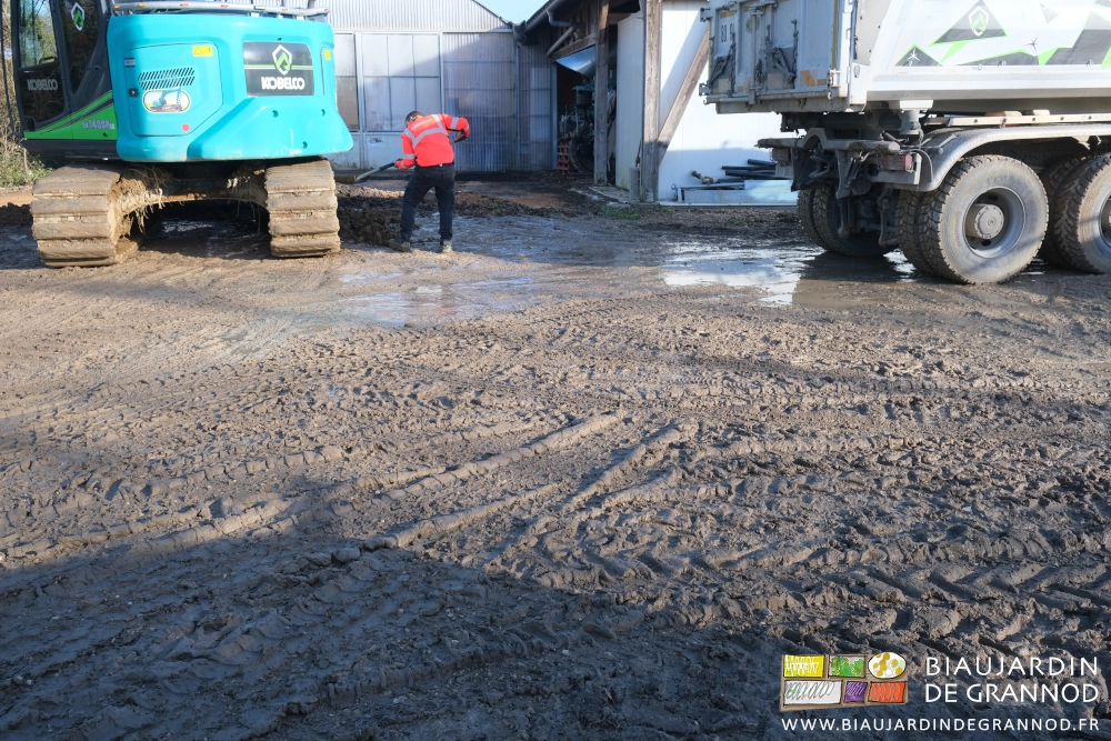 photo du nettoyage des chenilles de la pelle au travail pour limiter les effets de la boue