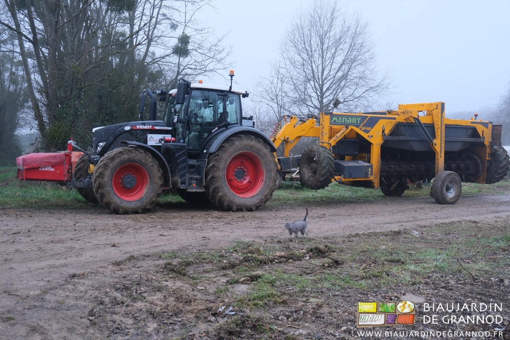 photo du retourneur attelé au gros tracteur rangés sur la plateforme en haut du jardin