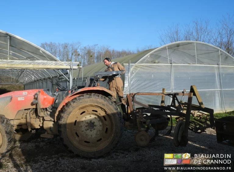 photo Matthieu sur le relevage pour baisser l'arceau protection tracteur pour entrer sous tunnel