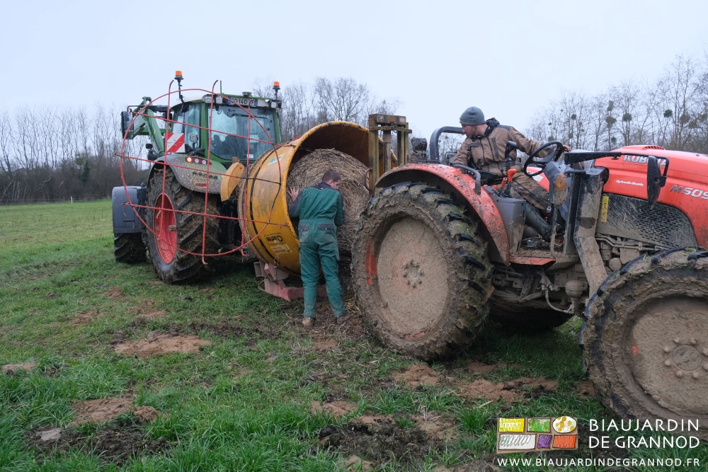 photo de Romi retenant la botte dans la pailleuse au départ du mât lève-palette