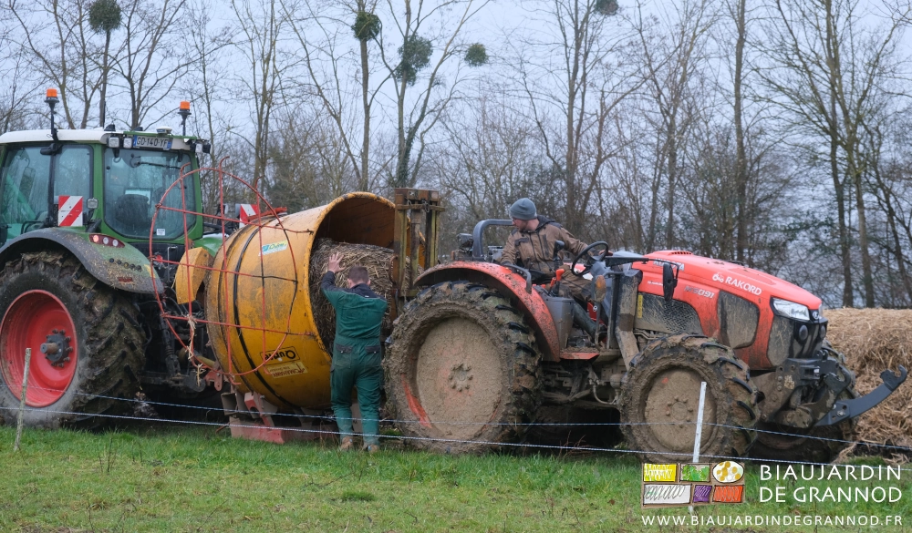 photo de Romi guidant la botte dans la pailleuse