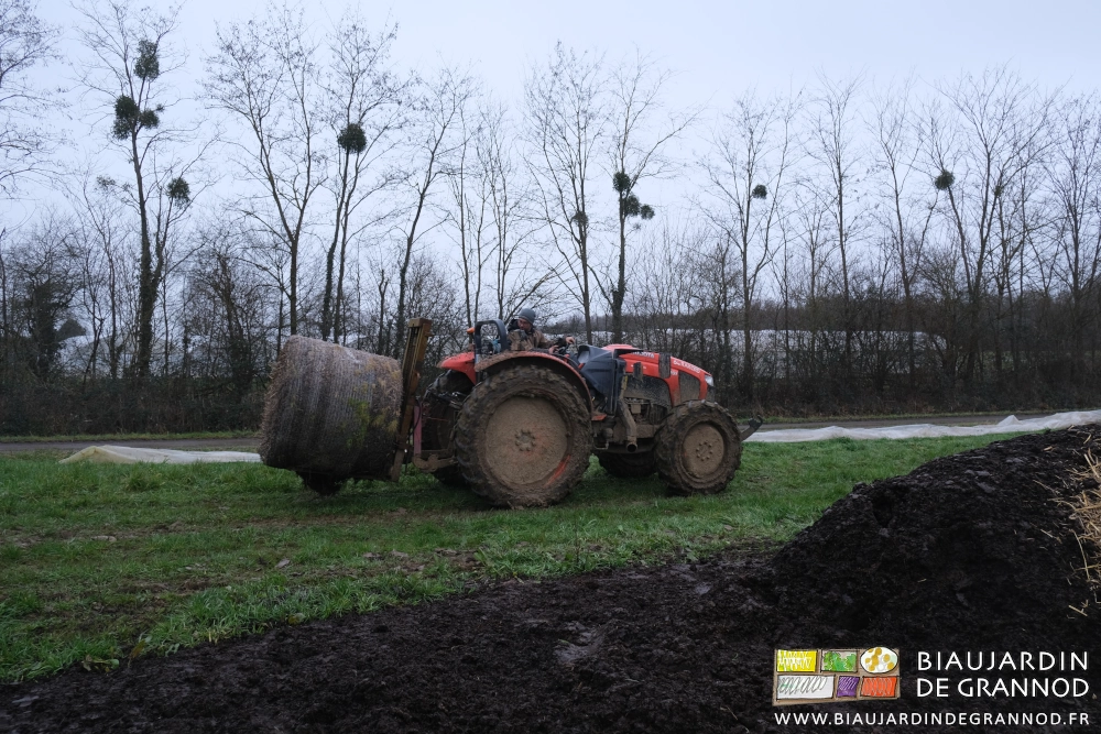 photo de Matthieu transportant une botte avec le mât dans le pré