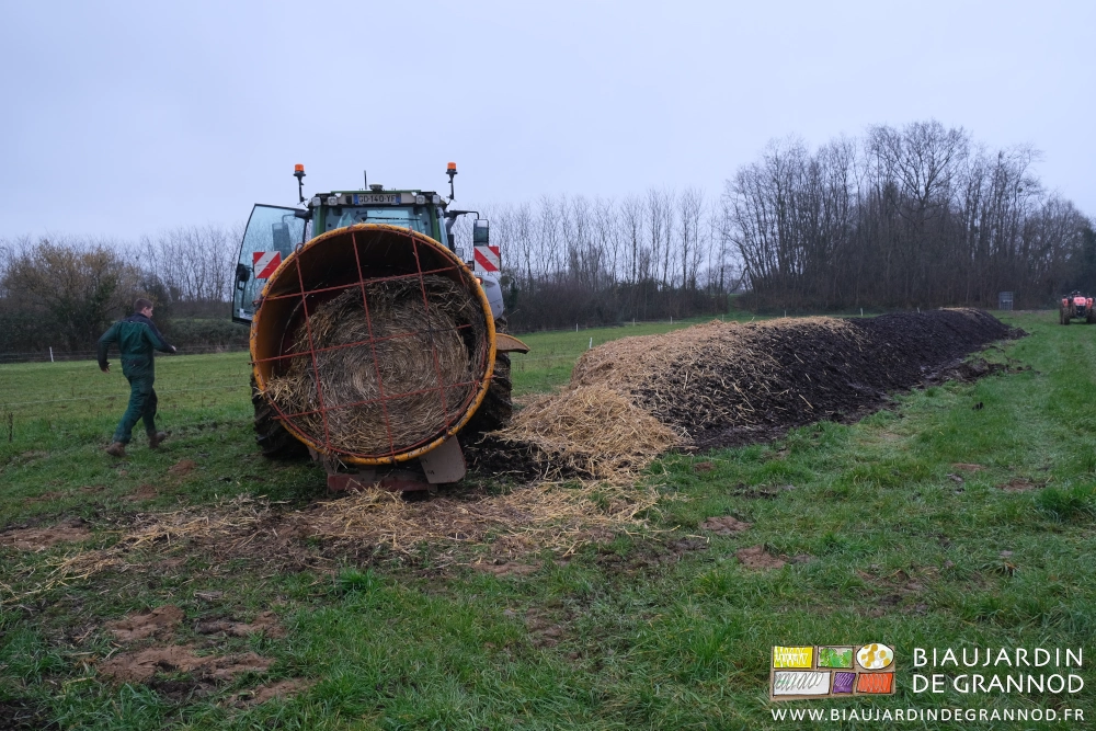 photo de Romi retournant dans son tracteur
