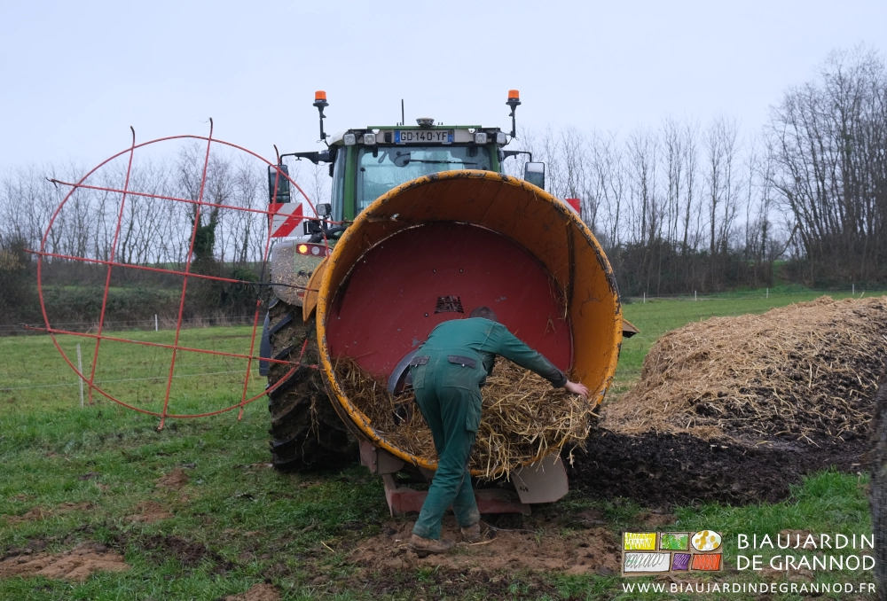photo de la pailleuse ouverte et à l'arrêt Romi enlève une brassée de paille