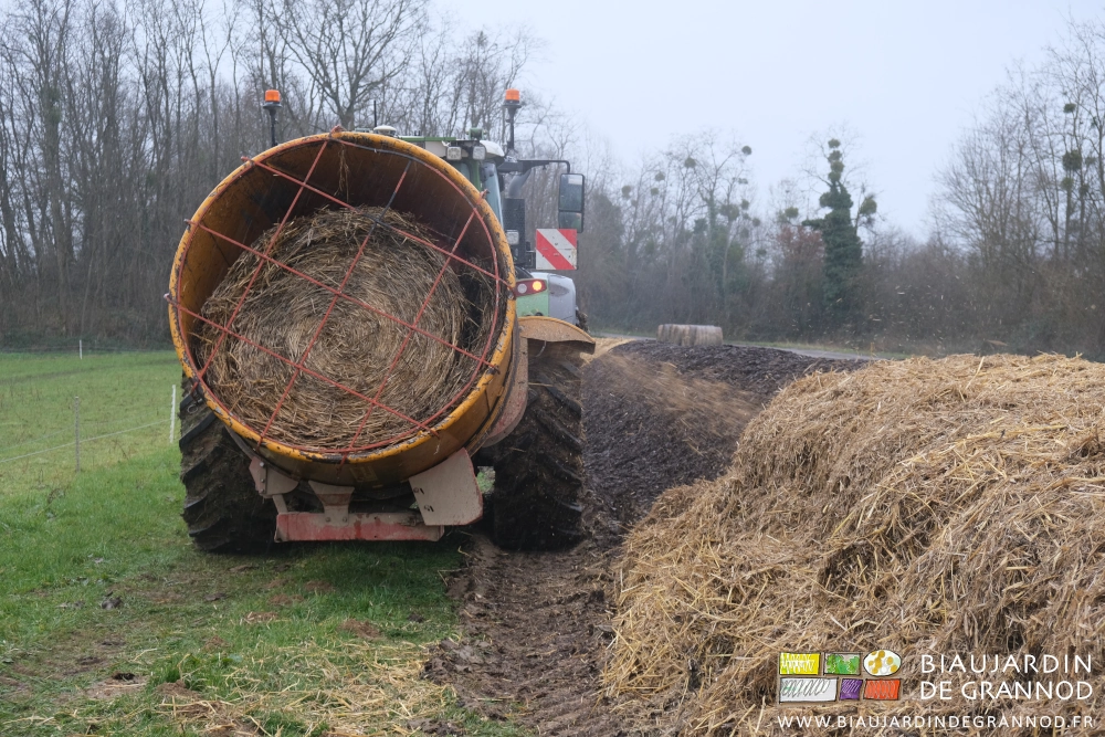 une botte ronde est déchiquetée en tournant dans la pailleuse et répartie sur le compost