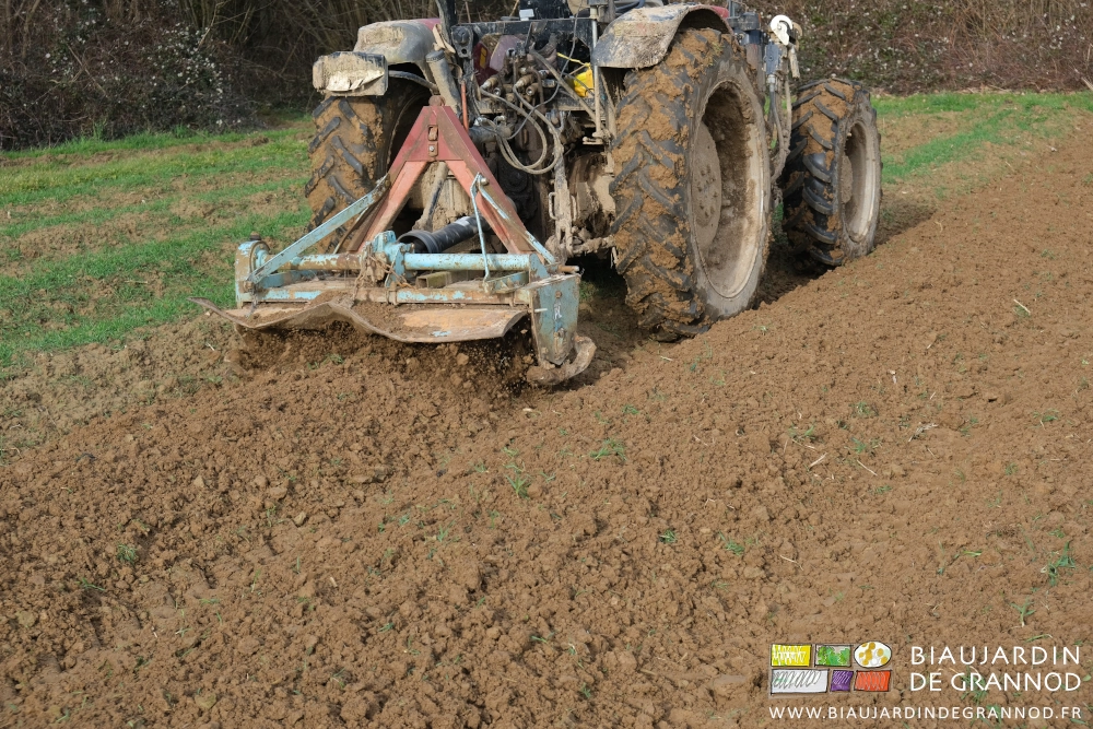 photo du vieux rotovator incorporant le seigle dans la planche permanante