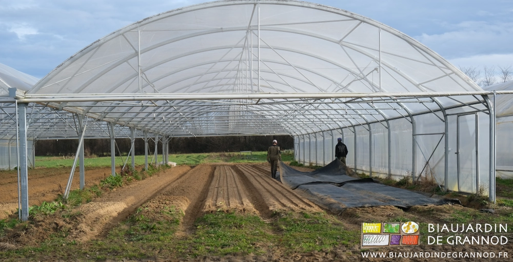photo de Vivien et Mike qui recouvrent les planches de toile noire tissée