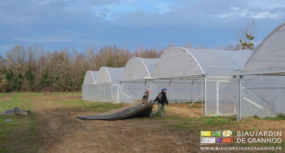 photo de Vivien et Mike tirant une toile noir d'occultation en la rentrant sous le bi-tunnel
