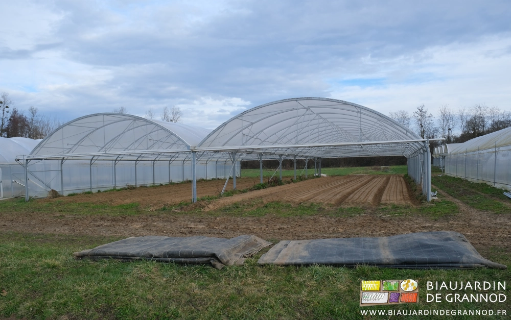photo des bâches repliées devant le bi-tunnel
