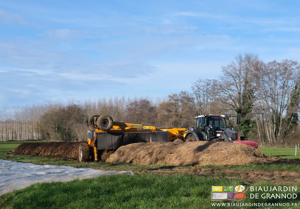 photo sous soleil et ciel bleu tracteur entrainant le retourneur qui chevauche le tas allongé