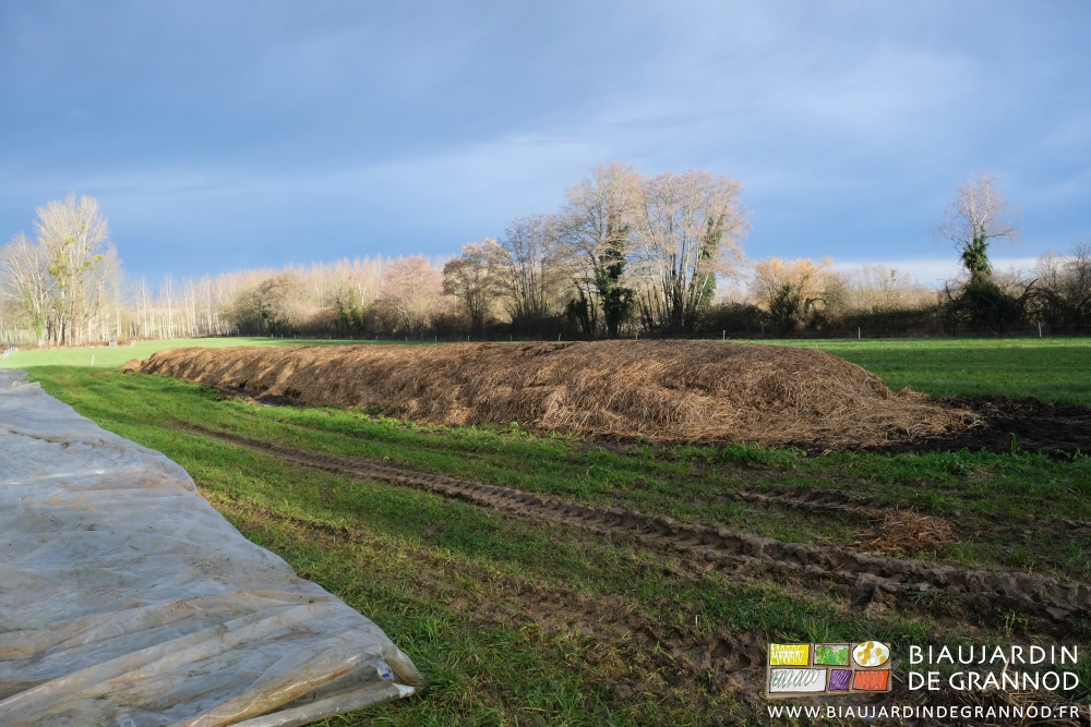 photo sous mé"lange de soleil et nuages du tas couvert de paille peignée par la couverture plastique