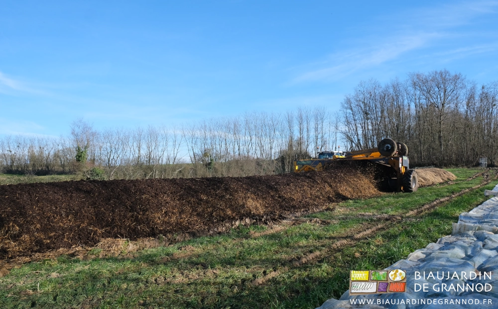 photo du tas de fumier quasiment tout travaillé par le passage à vitesse lente du retourneur d'andains