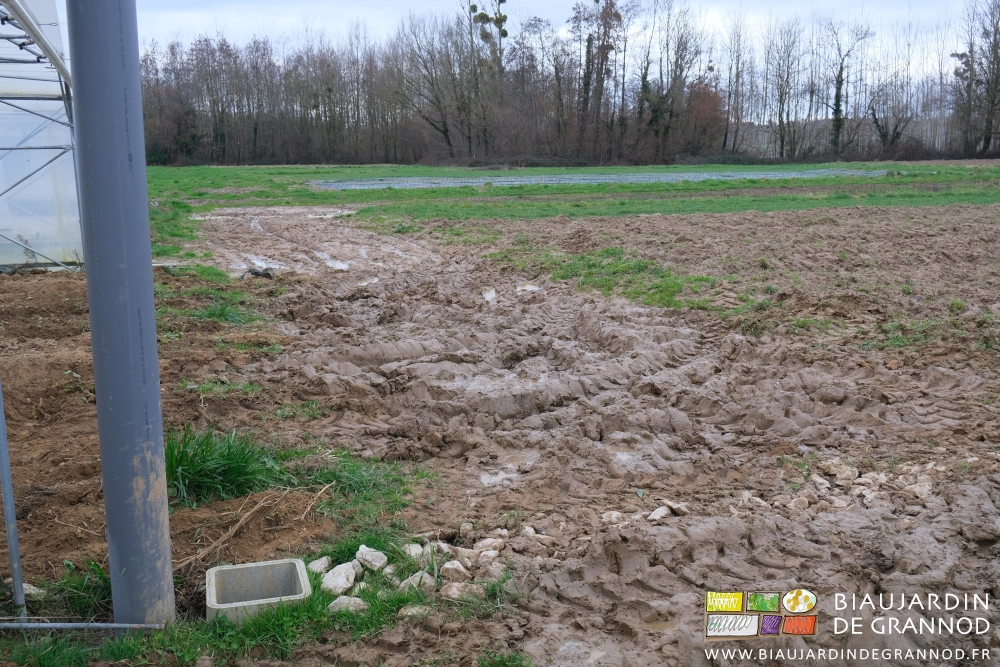 photo d'un lieu plein de boue sur 20 cm de hauteur entre deux tunnels