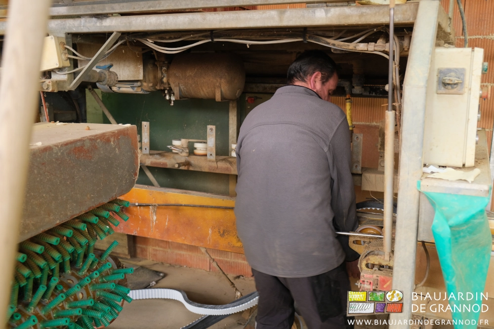 photo de Jean-Charles préparant la mise en place d'une des courroies de la laveuse de poireaux
