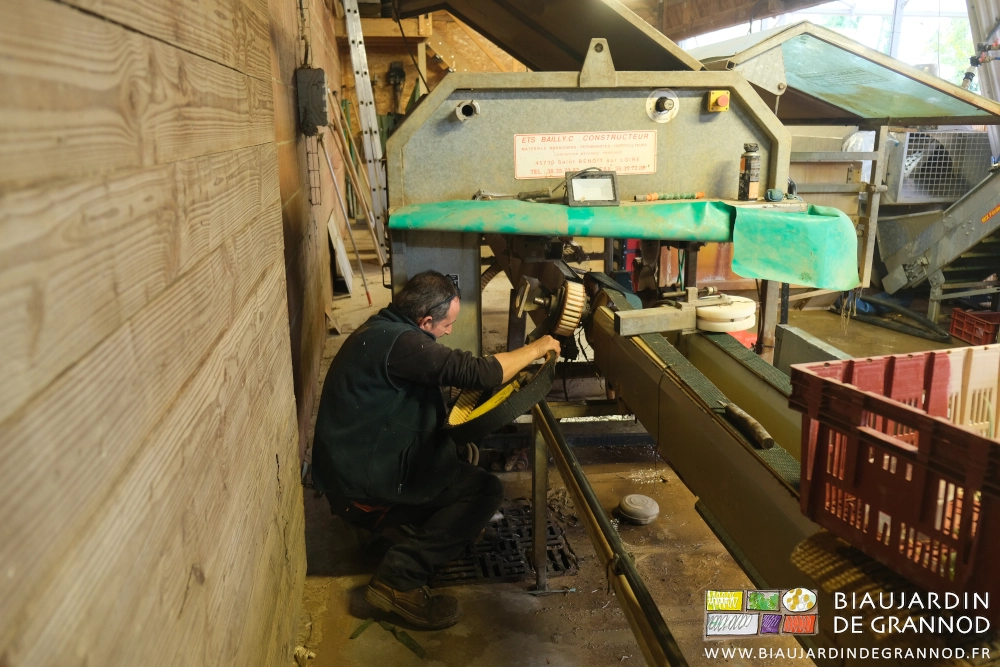 photo de Jean-Charles accroupi entre le mur et la laveuse sortant la courroie