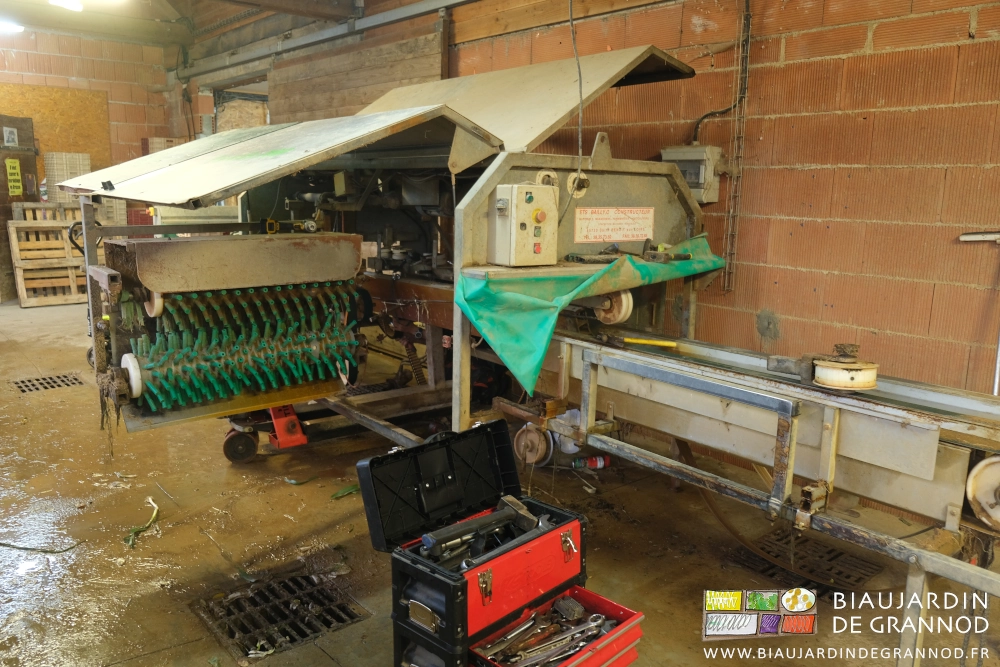 photo de la laveuse les capots ouverts, le chariot de caisses à outils de jean-Charles au premier plan