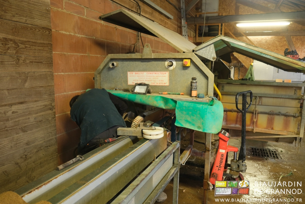 photo de Jean-Charles démontant l’entraînement des courroies