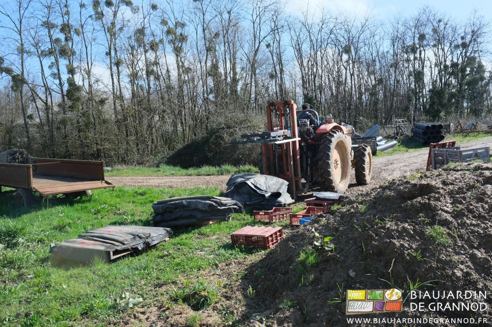 photo du tracteur avec mât lève-palette pour manipuler les piles de toiles d'occultation