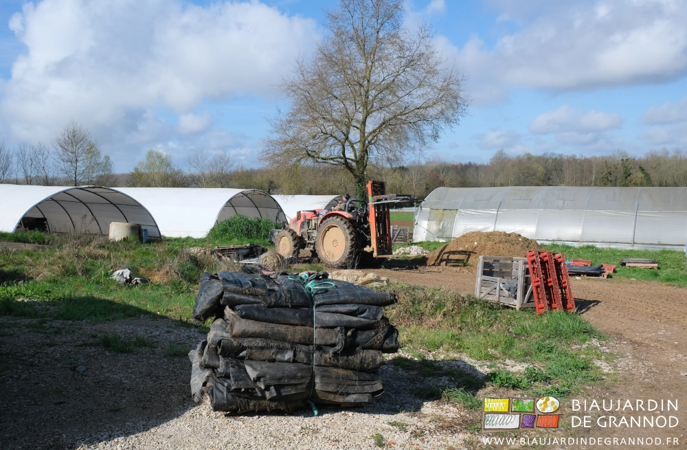 photo d'une pile de toiles tissées sanglées sur une palette
